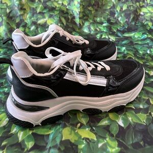 Rogue Helium Black and White Sneakers 8.5